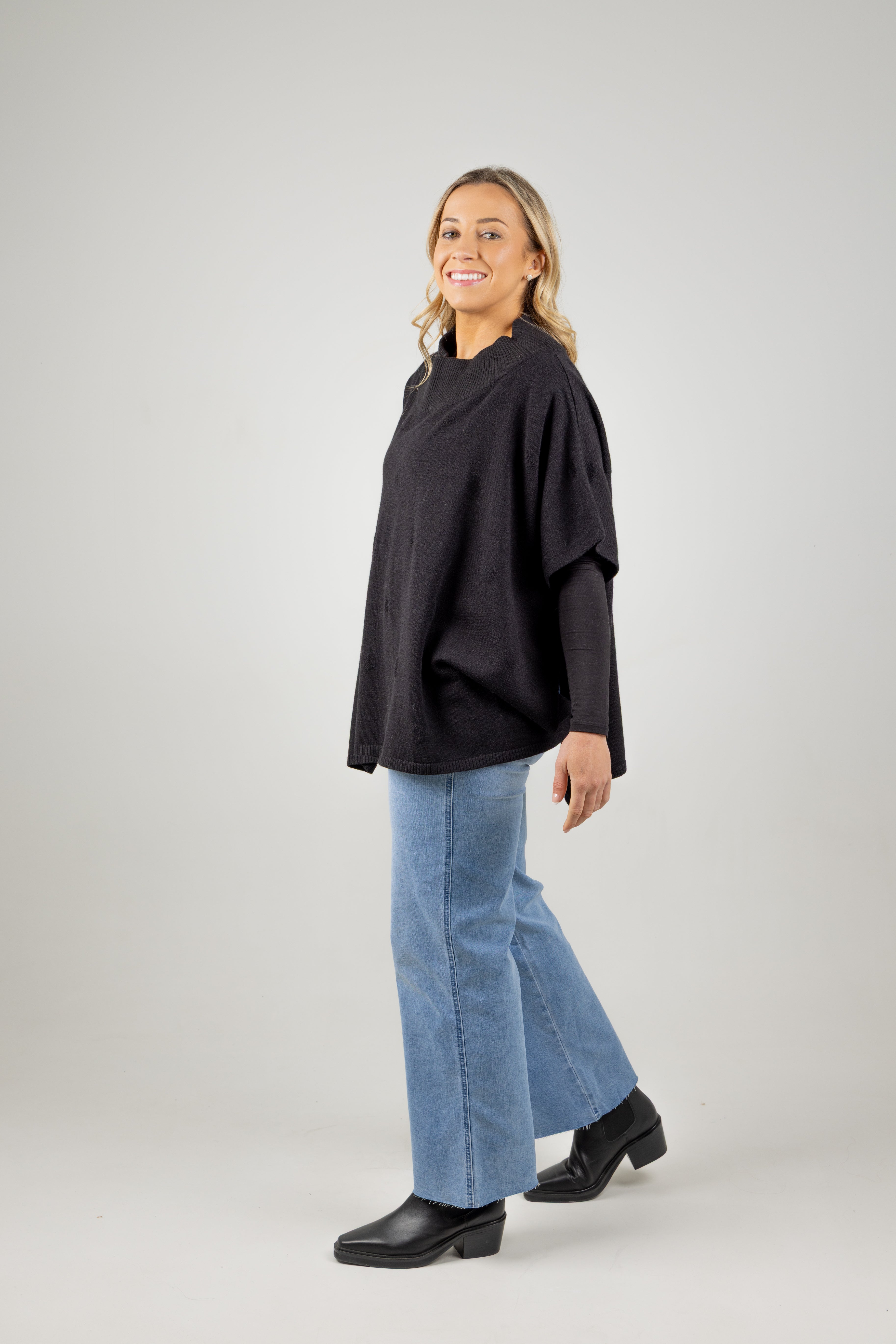 MASA KNIT PONCHO BLACK
