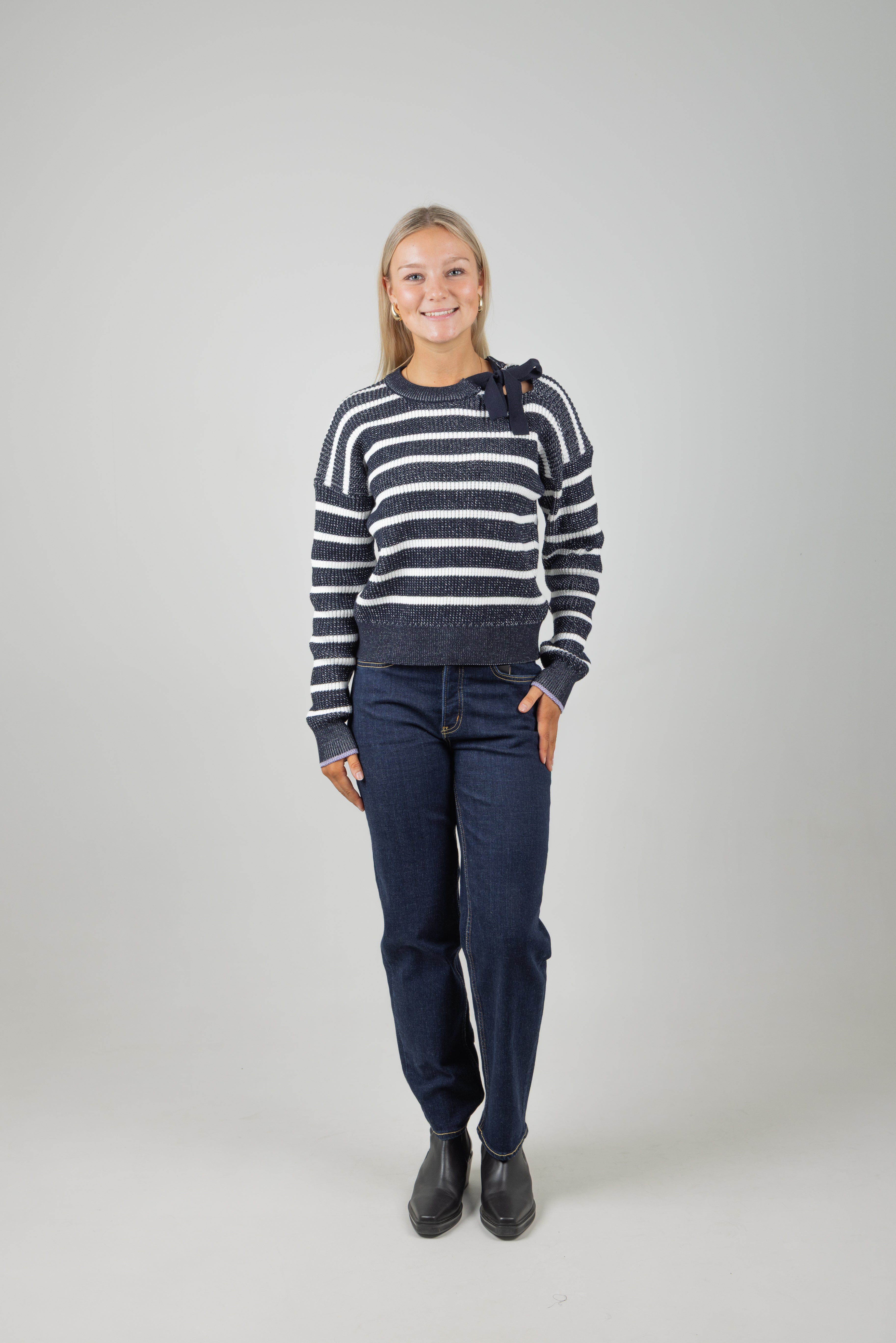 STRIPE TIE NECK KNIT SKY CAPTAIN