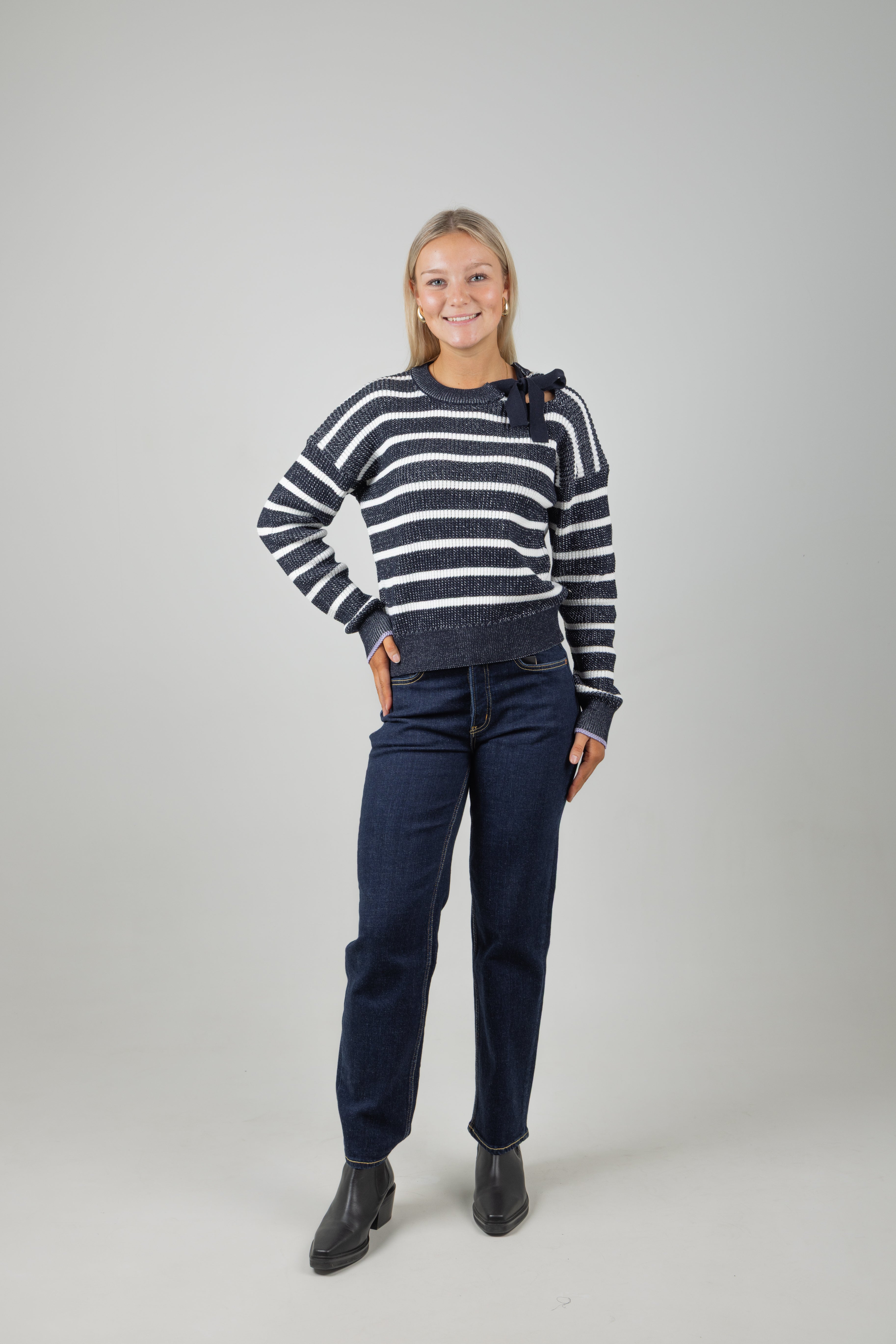STRIPE TIE NECK KNIT SKY CAPTAIN