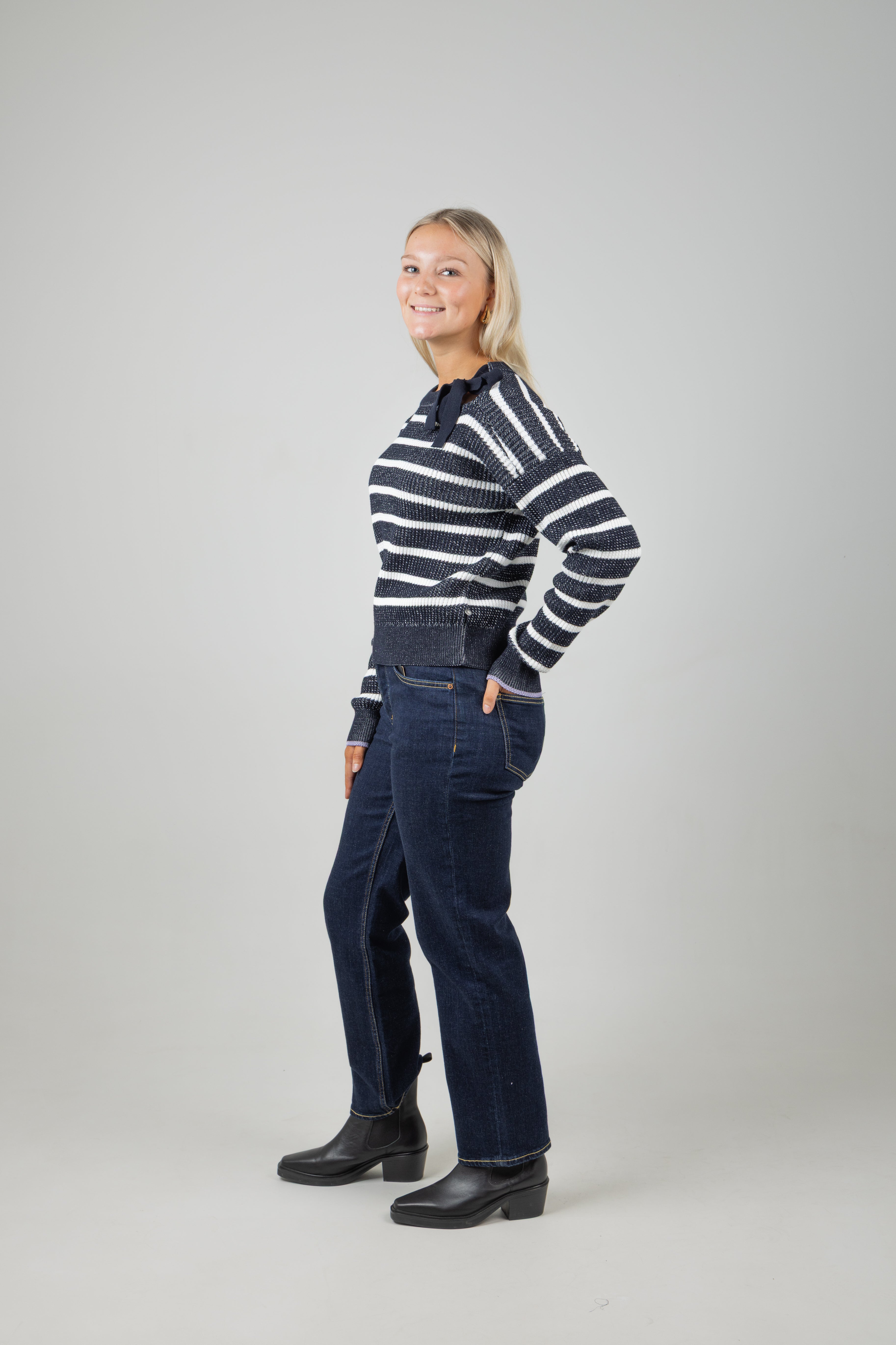 STRIPE TIE NECK KNIT SKY CAPTAIN