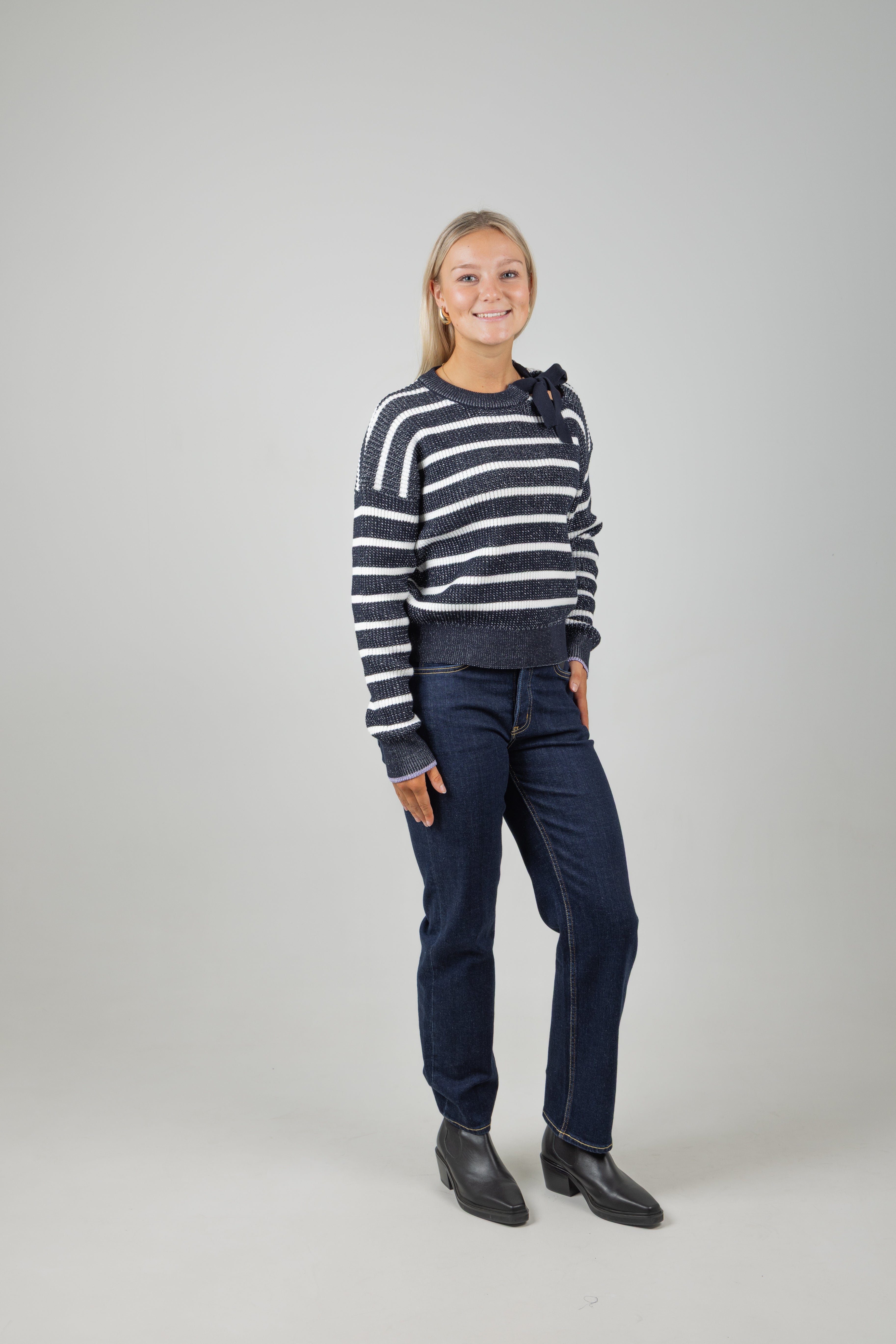 STRIPE TIE NECK KNIT SKY CAPTAIN