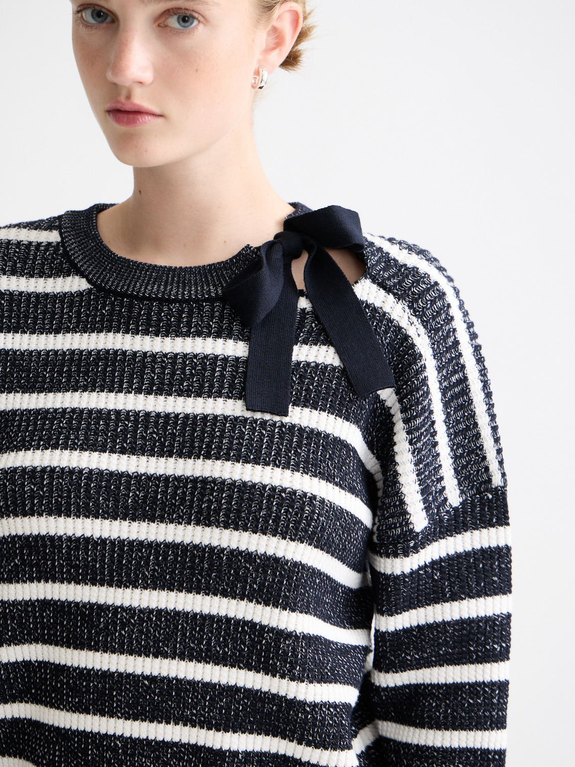 STRIPE TIE NECK KNIT SKY CAPTAIN