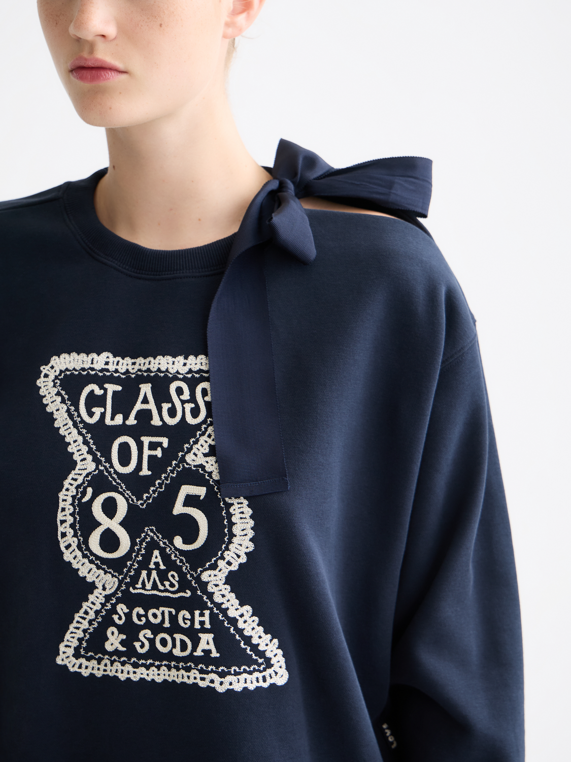ARTWORK SWEATER SKY CAPTAIN